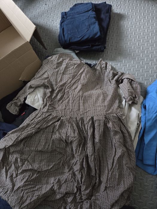 25 sztuk Ciuchy M koszulki topy spodnie marynarka. Mniej niż 2zl