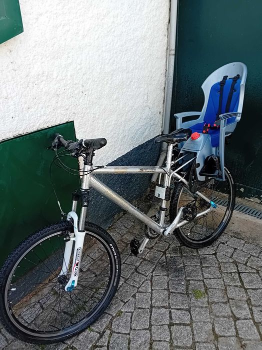 Bicicleta montanha com cadeira para bebe