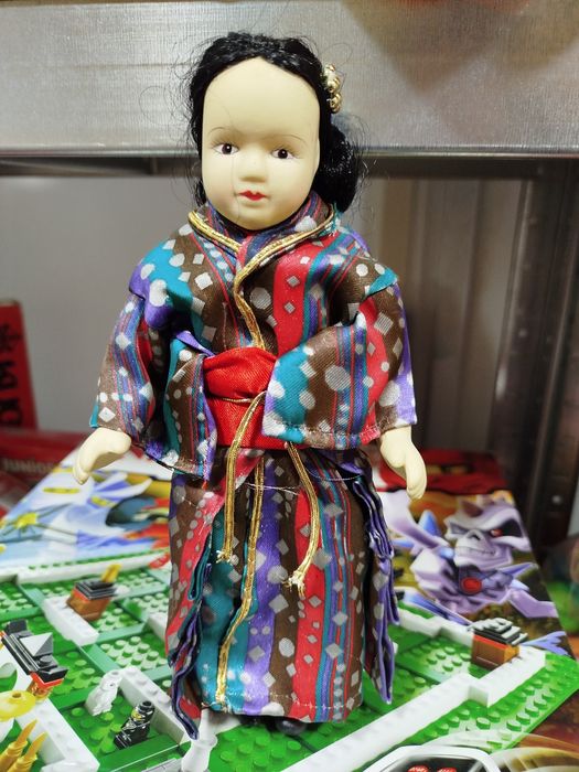 Вінтажна порцелянова лялька в кімоно