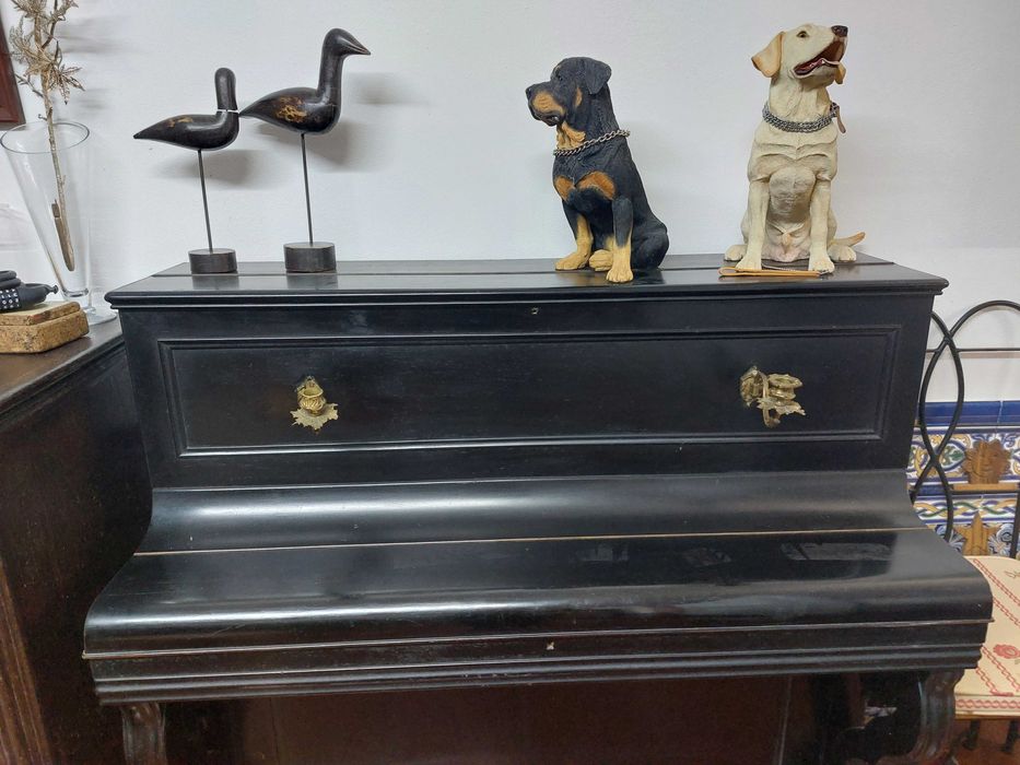 Piano Vertical em cor preto