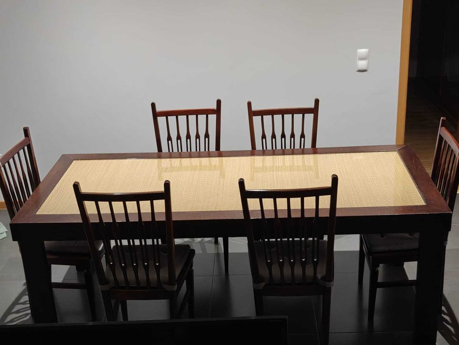 Mesa de madeira com cadeiras