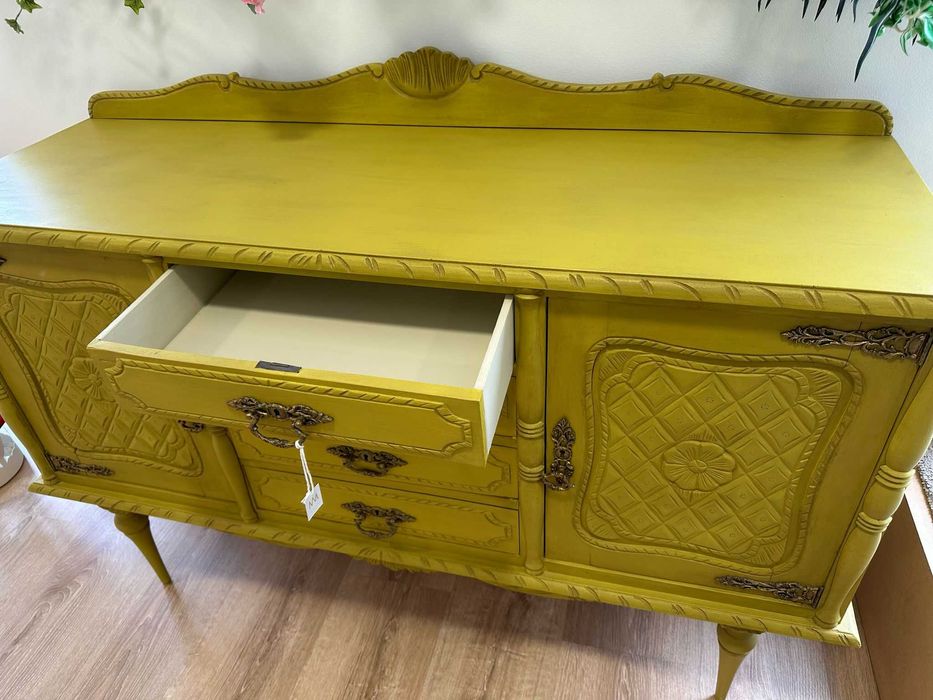 Aparador restaurado em amarelo torrado. Ótimo estado.