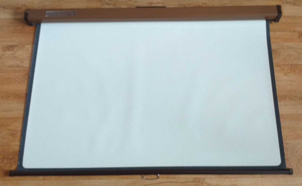 Ekran projekcyjny Arctura do rzutnika lub projektora.