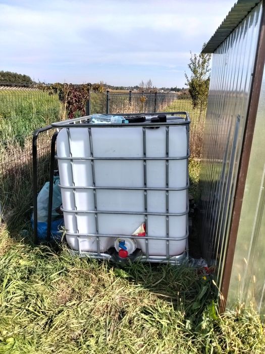 Zbiornik IBC (mauzer) 1000l na palecie metalowej, czysty, z zaworem
