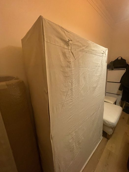 Armário de madeira e pano