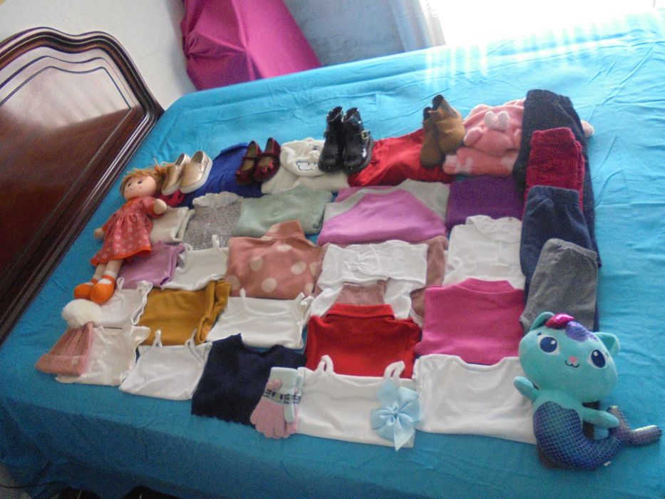 lote de roupa de menina a boneca