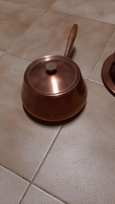 Pecas em cobre de vários tamanhos.