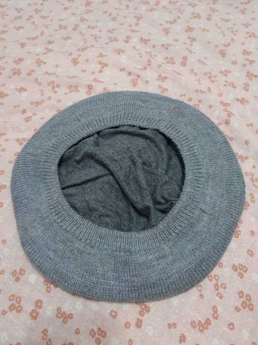 Boina cinzenta com pompom tamanho único