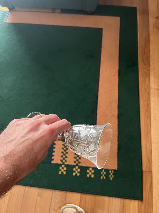 Armario com coleção de copos de cristal