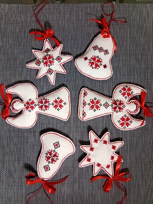 Новорічні вишиті іграшки