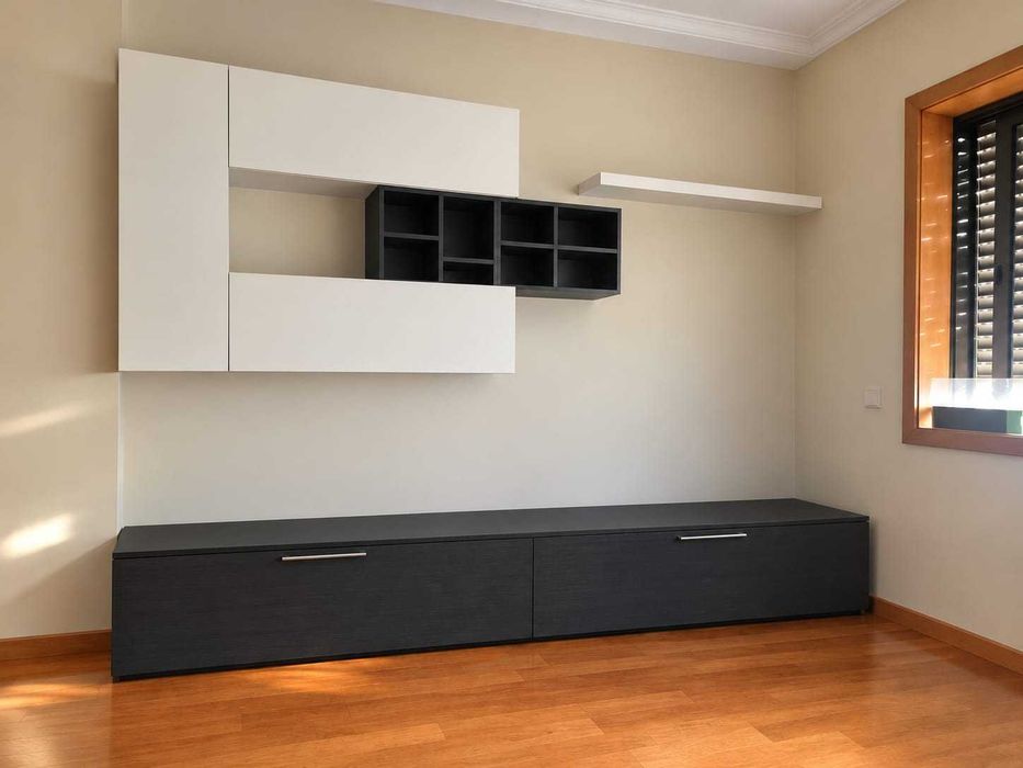 Móvel de sala castanho e branco