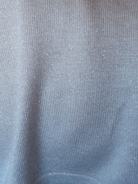 Damski, beżowy sweterek ze srebrną nitką, rozmiar 46