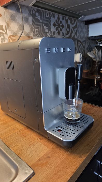 Máquina de café automática Smeg482708717054863361