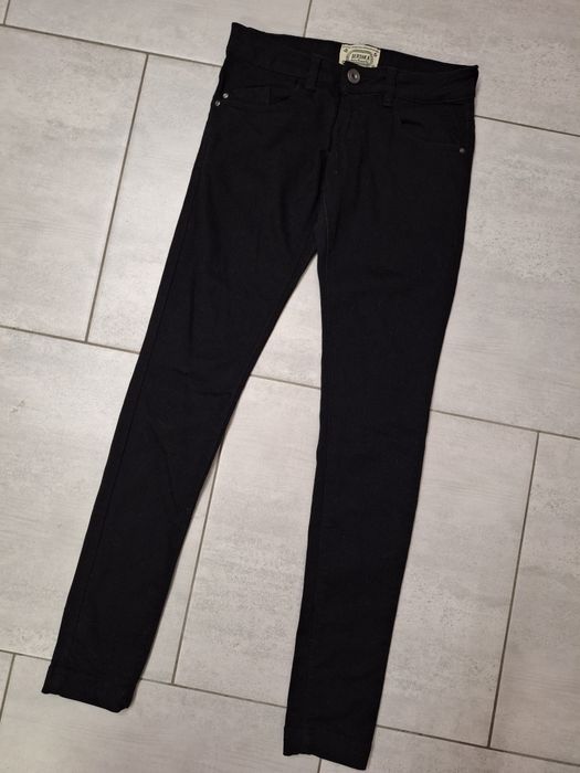 Bershka czarne spodnie r. 34 rurki