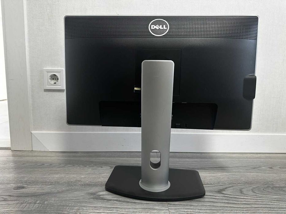 Монитор DELL Ultrasharp U2312Hm / 23 Дюймів / IPS / 1920x1080