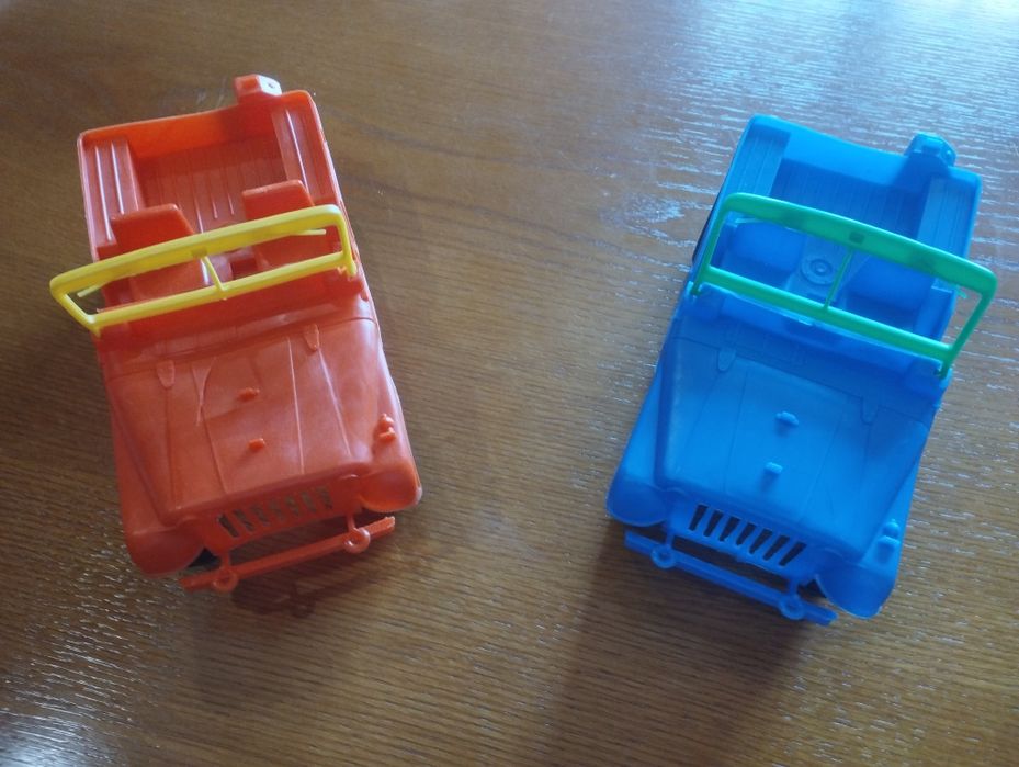 2 carros de brincar em muito bom estado