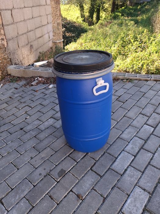 Bidões  ou barricas de plastico  de 80 litros