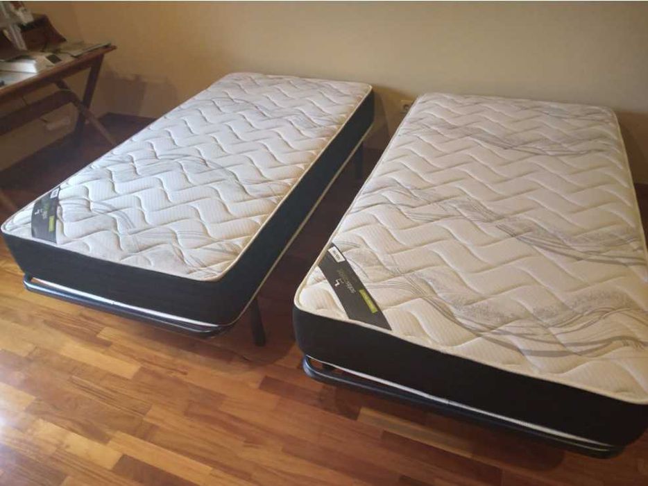 2 camas de solteiro.