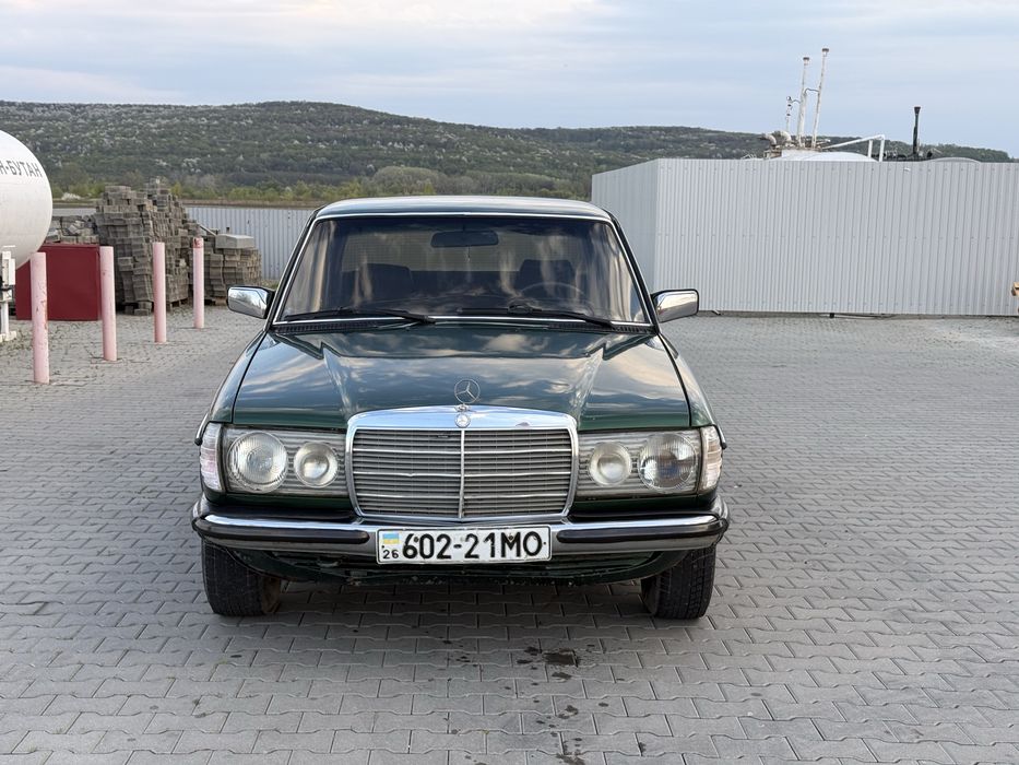 Мерчедес 123 на полнуму ходу