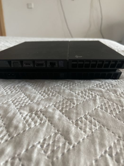 Vendo ps4 usada em bom estado