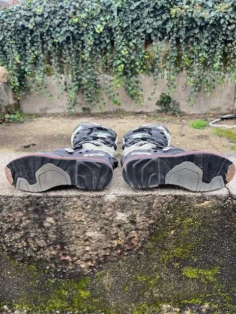 Botas TCX Pro mais equipamento Fox para enduro ou motocross.