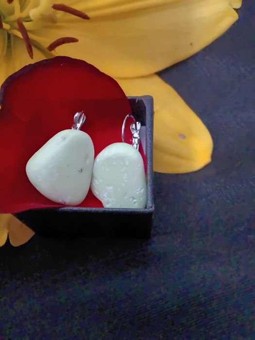 Par de Brincos feitos com duas pedras naturais de Crisoprásio