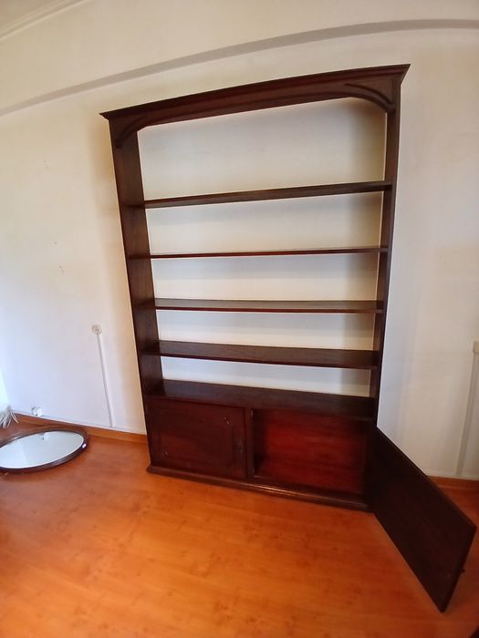 Estante Grande em Madeira Maciça com Armário Inferior