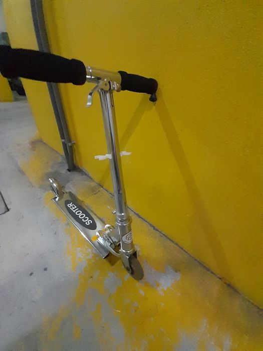 Trotinete em metal dobrável NOVA
