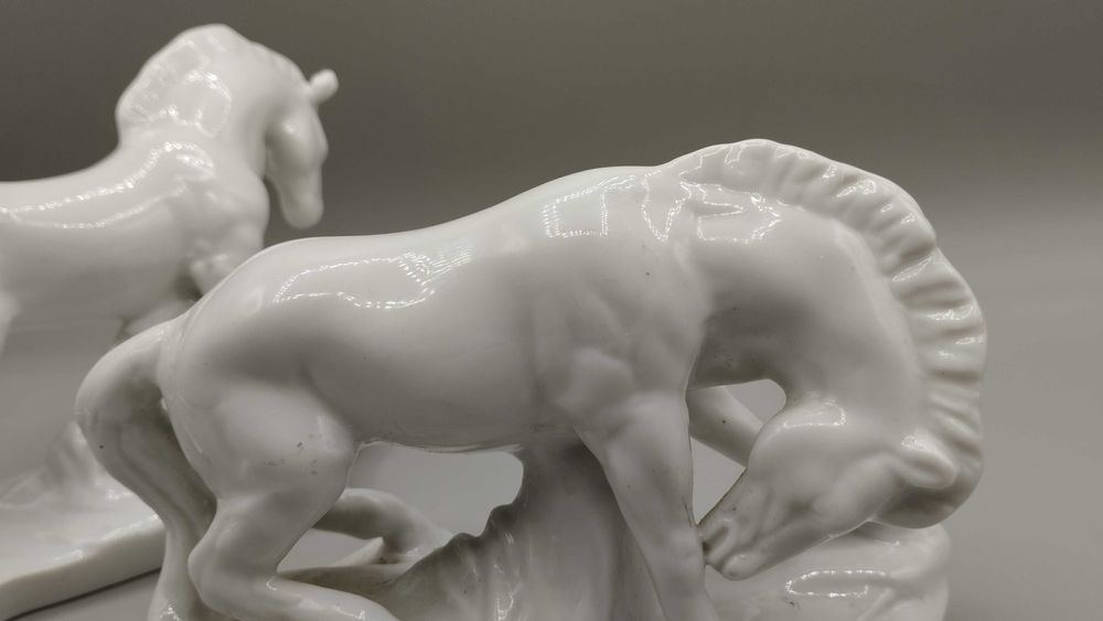 2 cavalos brancos em porcelana