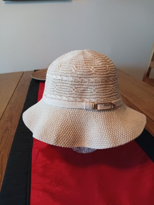 Kapelusz plażowy damski.
