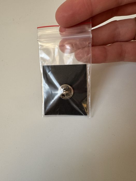 Pin Suzuki nowy metalowy
