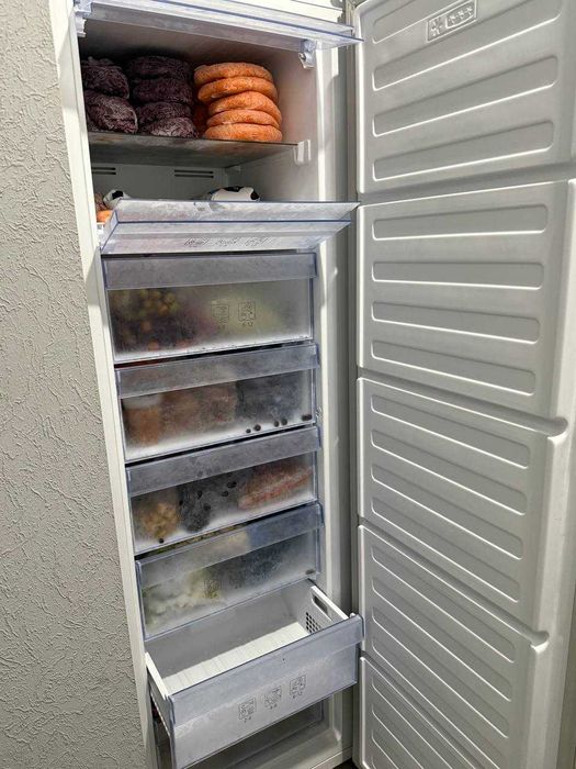 Морозильна камера Beko, No Frost