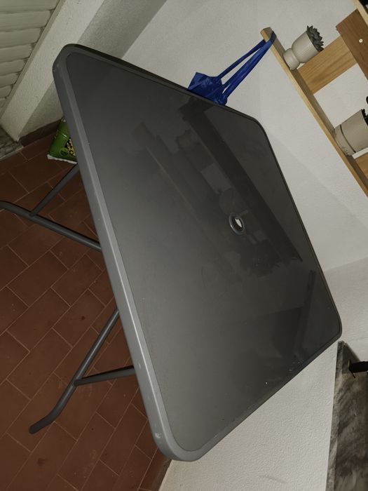 Conjunto de mesa e cadeiras