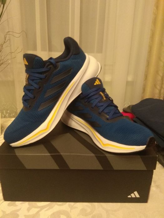 Кросівки для спорту та на кожний день.