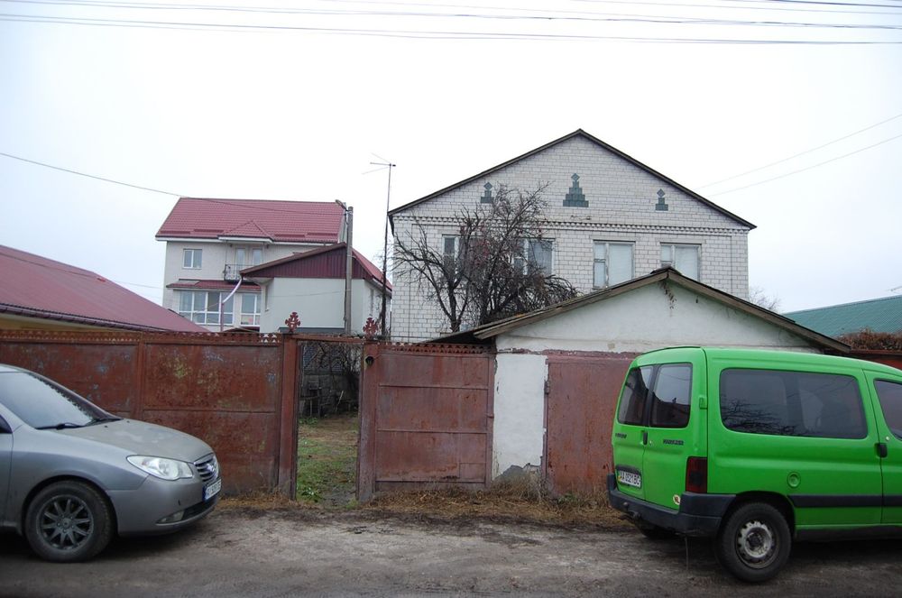 Продам 1/2 будинку та 5сот.земельна ділянка .