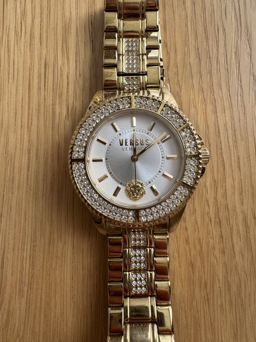 Zegarek damski Versus Versace kolor złoty z kamieniami na bransoletce