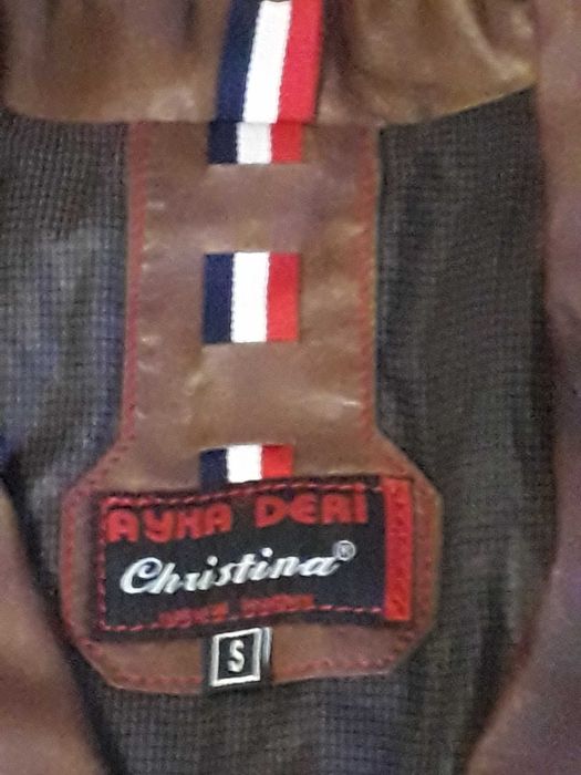 Шикарна шкіряна куртка.