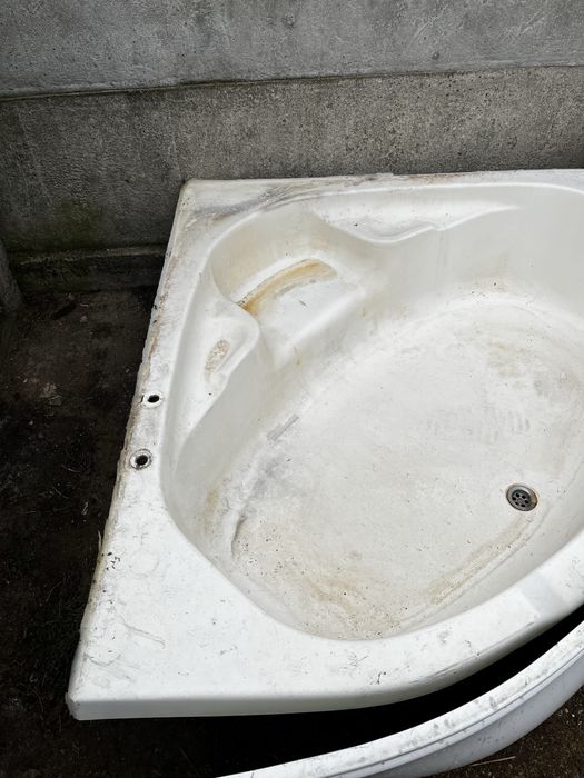 Wanna narożna z maskownicą
