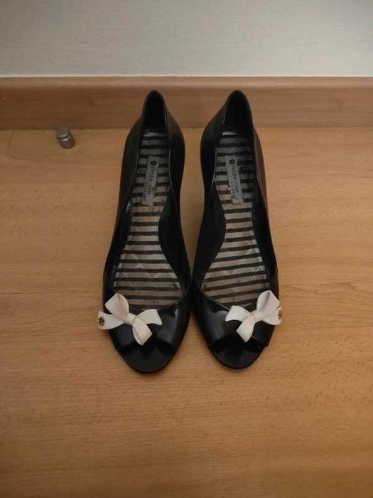 Sapato da marca Petite Jolie, especificamente da linha produzida pela Parodi