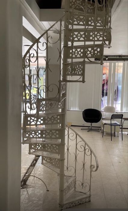 Espetacular escada de ferro em caracol