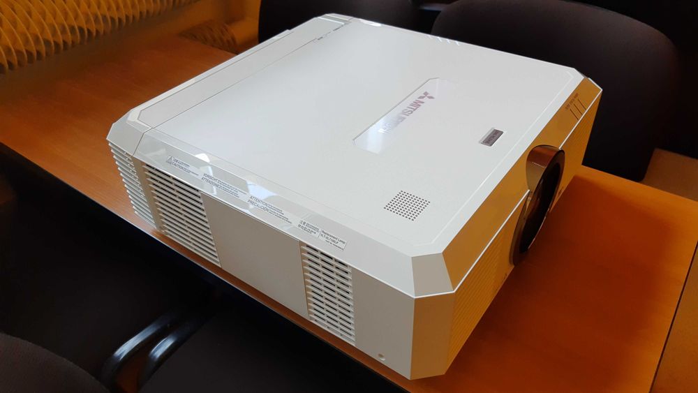 Projektor Mitsubishi UL7400U