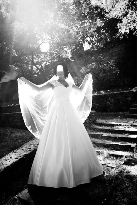 Розкішна, вишукана весільна сукня , колір " Айворі"