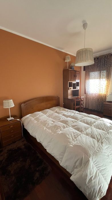 Aluga-se quarto individual