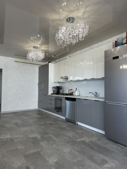 Продам сучасний котедж з гаражем і ремонтом