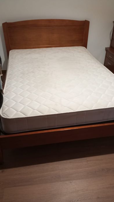 Vendo quarto com cama e colchão, camiseiro e cómoda. , comoda