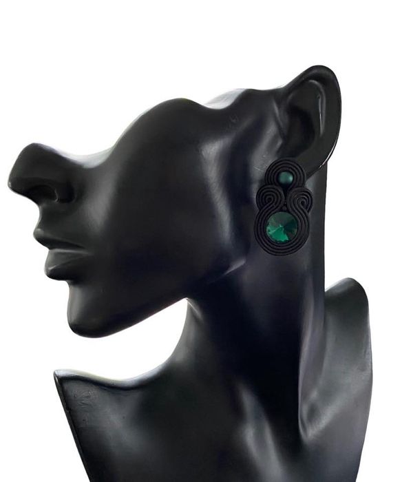 Czarne, emerald, butelkowa zieleń kolczyki sutasz wkrętki