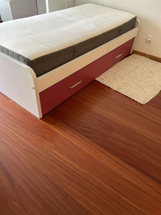 Cama dupla com colchões