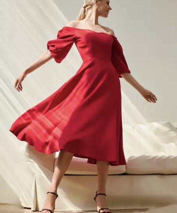 Платье красное с вырезом декольте