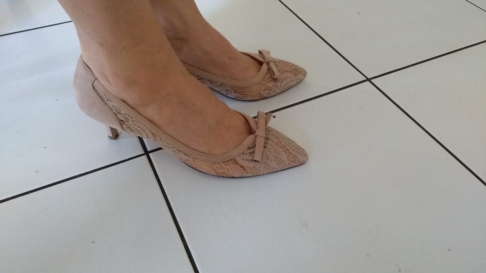 Koronkowe szpileczki Bata beżowe rozm.39