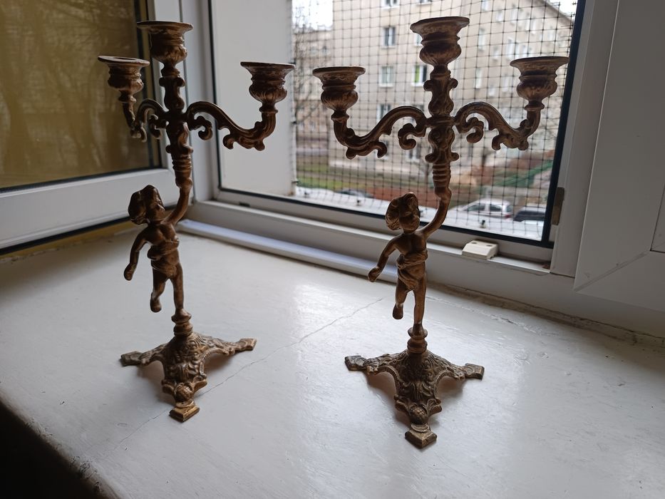 Świeczniki mosiężne z figurką chłopca